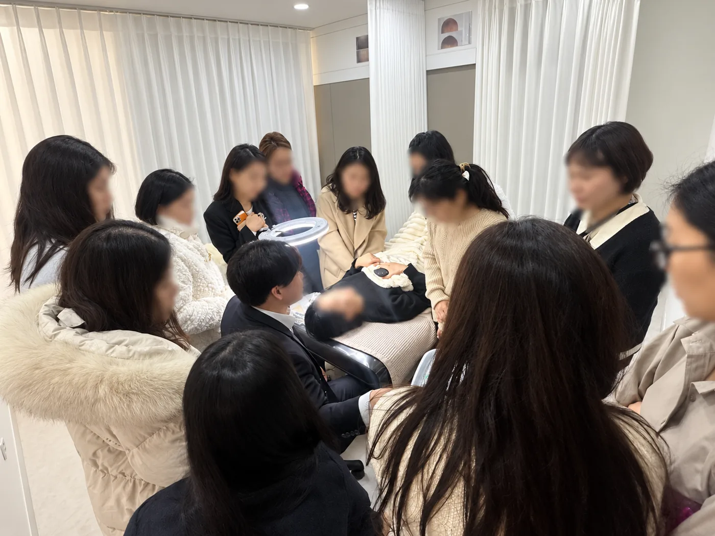 셀스케어 담당자가 모델을 대상으로 제품 사용법을 시연하는 모습
