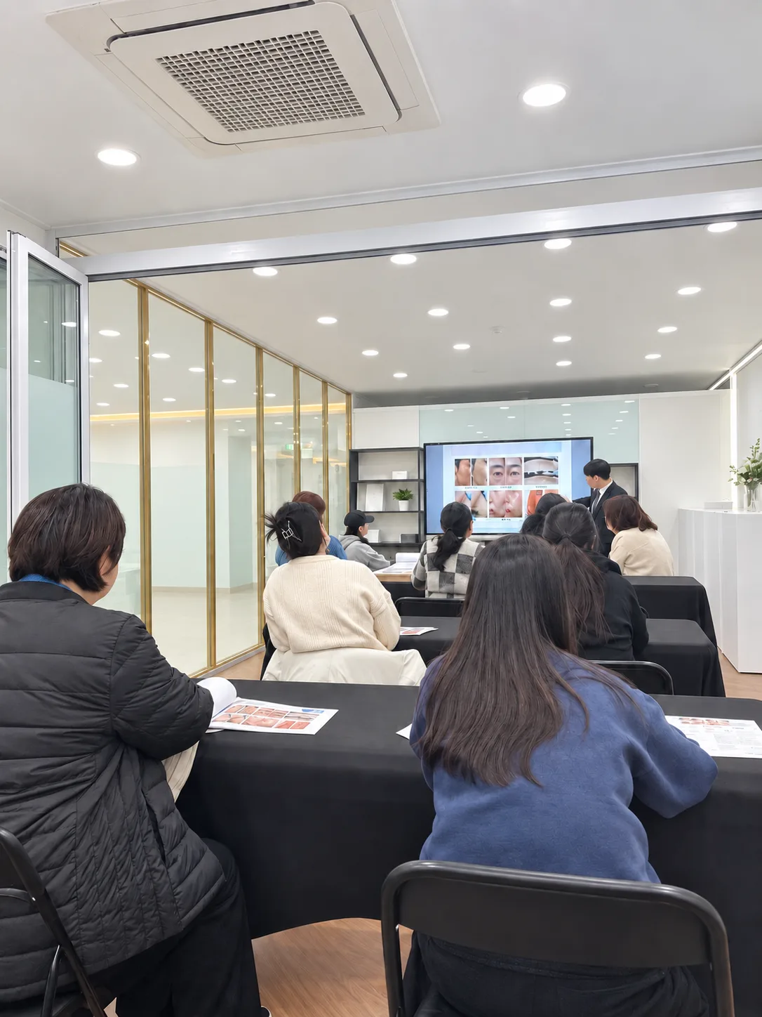 셀스케어 제품 교육에 참석한 전문가들이 화면 설명을 듣는 모습